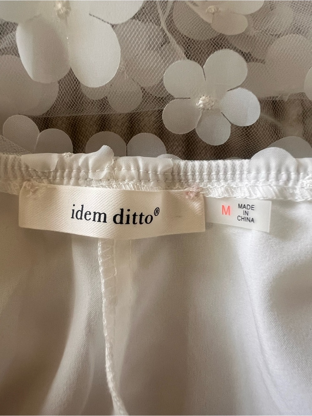 White Mini Dress with 3D Floral Appliqués. Size: M - Picture 7 of 8